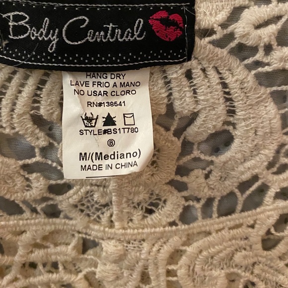 Lace overlay top. Size MEDIUM BODY CENTRAL - Picture 3 of 3